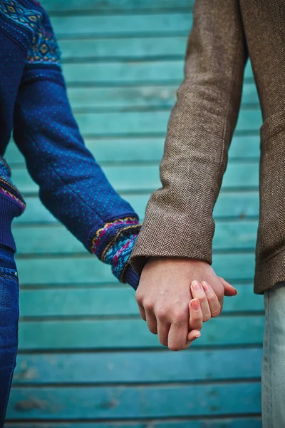 Giovane coppia mano nella mano — Foto Stock