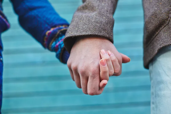 Jovem casal segurando as mãos — Fotografia de Stock