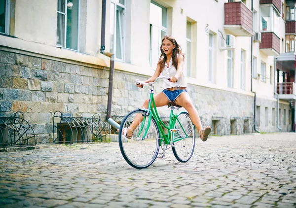 Девушка на велосипеде веселится — стоковое фото