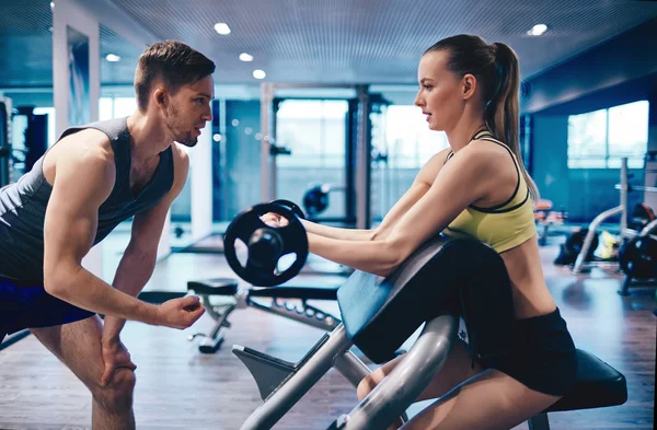 Kvinna att stärka armmuskler med tränare — Stockfoto