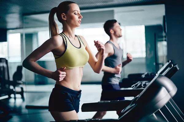 Vrouw draait op loopband — Stockfoto