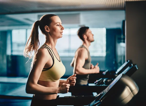 Woman running on treadmill — Stock Photo, Image