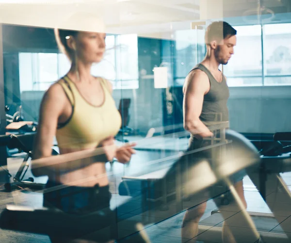 Formação de homens e mulheres em instalações desportivas — Fotografia de Stock