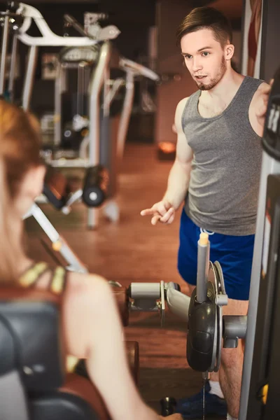 Entrenador consultoría chica en el gimnasio —  Fotos de Stock