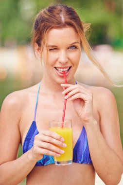 kadın portakal suyu içme bikini