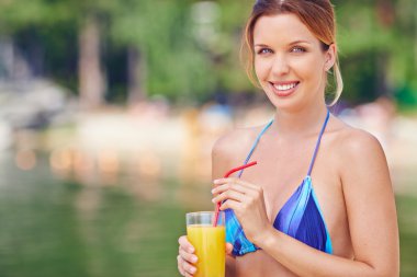 kadın bikini ile portakal suyu