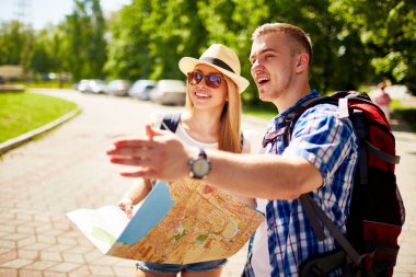Turistik arka çantalar ve harita ile seyahat etmek