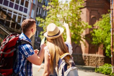 eski binasında işaret eden turistler