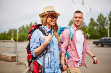 kız ve erkek arkadaşıyla sırt çantaları