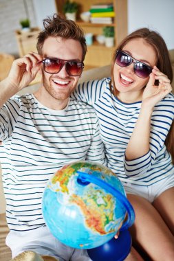 Çift küre tutan güneş gözlüğü