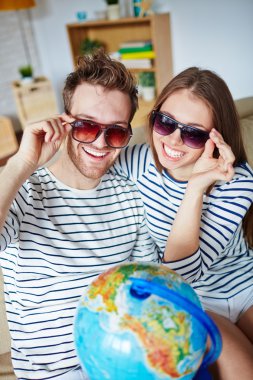 Çift küre tutan güneş gözlüğü