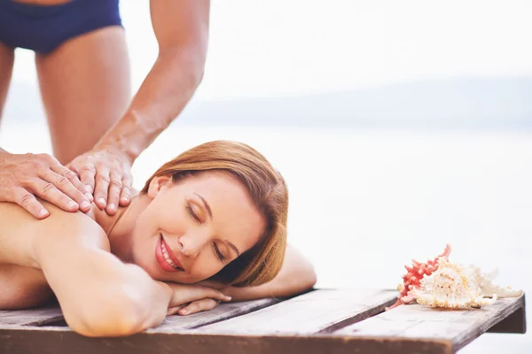 Mujer disfrutando de masaje — Foto de Stock