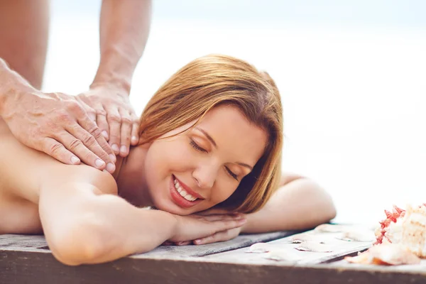 Mulher desfrutando de massagem — Fotografia de Stock