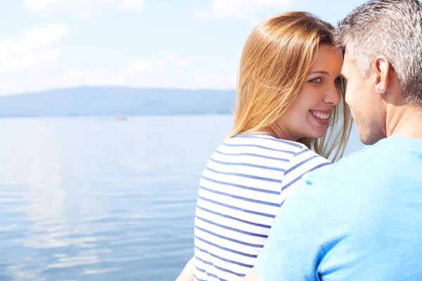 Vrouw en man door de zee — Stockfoto