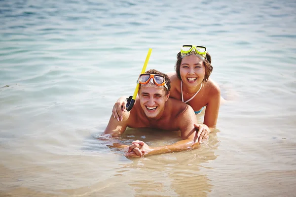 水で横になっているスキューバダイバーのカップル — ストック写真