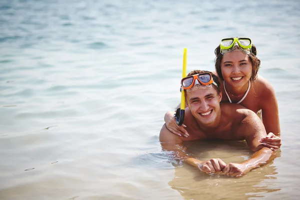水で横になっているスキューバダイバーのカップル — ストック写真