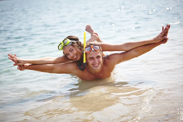 Scubadivers tirando diversión en el agua — Foto de Stock