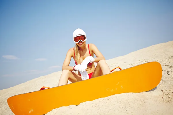 Woman sandboarder in red bikini and goggles — Stock Photo, Image