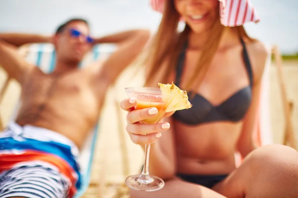 Tropikal kokteyl ile bikinili kadın — Stok fotoğraf