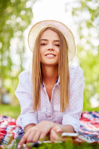 Gelukkig jonge vrouw in hoed — Stockfoto