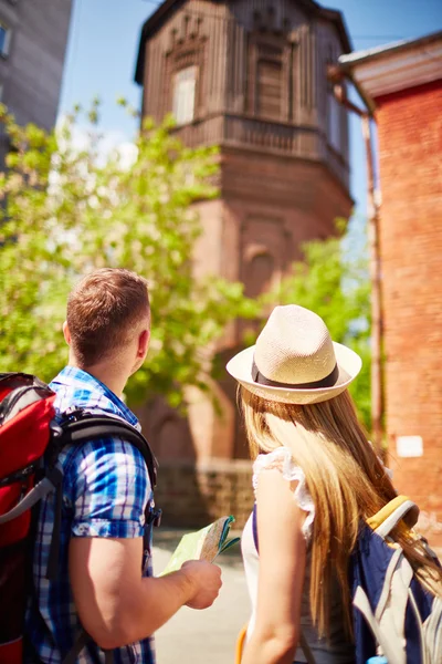 Tourists looking at old house — Stock Photo, Image