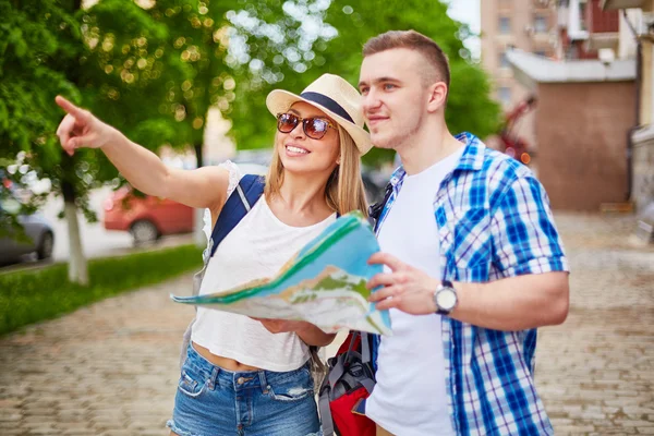 Viajeros con mochilas y mapa — Foto de Stock