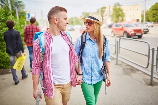 Par med ryggsäckar med promenad i city — Stockfoto