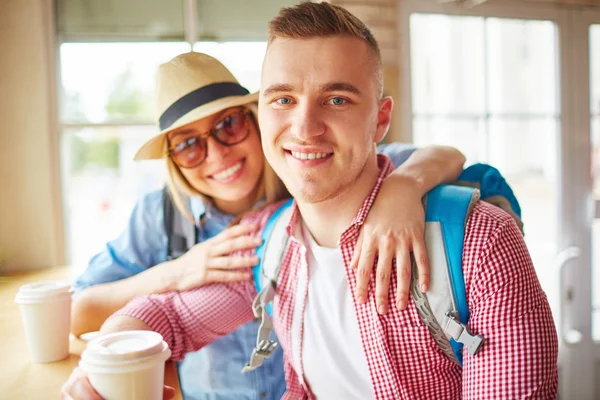 Casal com mochilas beber café — Fotografia de Stock