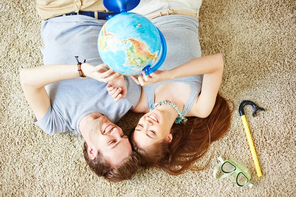 Casal com globo deitado no chão — Fotografia de Stock