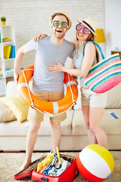 Chica y su novio en gafas y sombreros —  Fotos de Stock