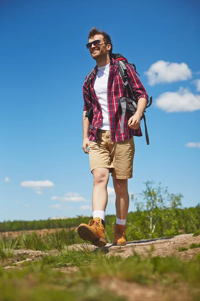 Mladý cestovatel s batohem — Stock fotografie