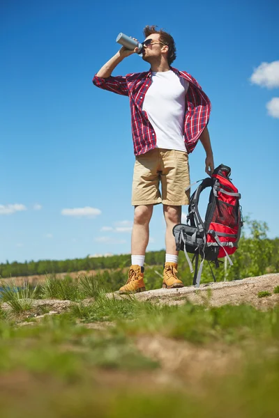 Reisende mit Rucksack trinken Wasser — Stockfoto