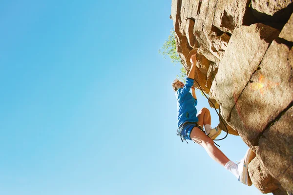 Homem em escalada rocha — Fotografia de Stock