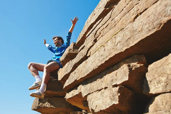 Man sitting on cliff — Stock Photo, Image