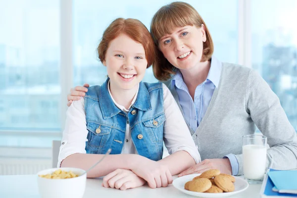 Menina e sua mãe tomando café da manhã — Fotografia de Stock