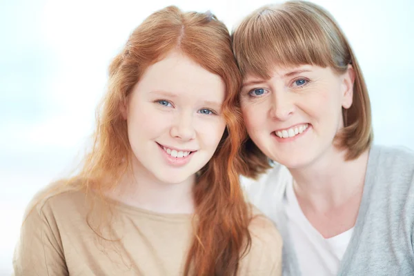Reife Frau und ihre Teenager-Tochter — Stockfoto