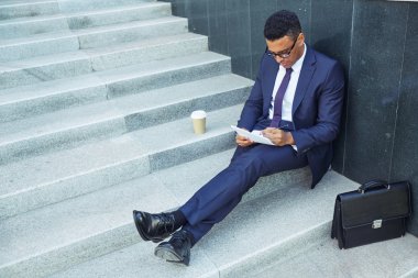 Kendine güvenen işadamı notlar