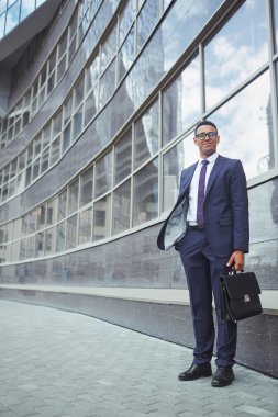 Resmi kıyafeti içinde mutlu işadamı