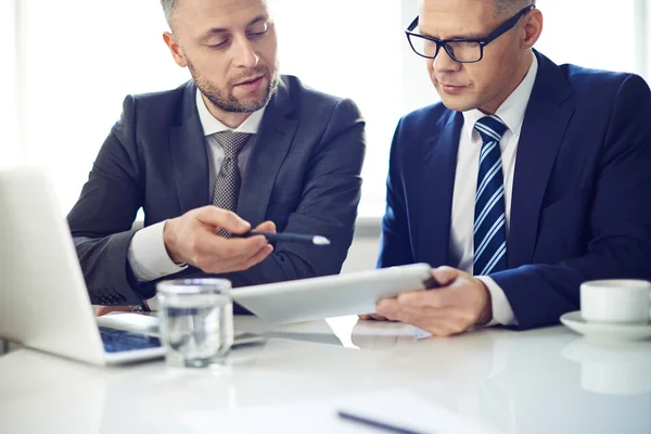 Hombres de negocios usando tableta digital —  Fotos de Stock