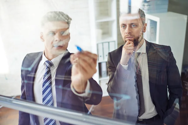 Zakenman grafiek uit te leggen aan zijn collega — Stockfoto