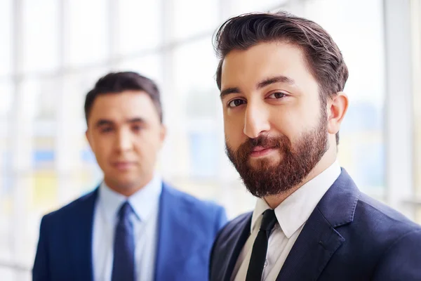 Selbstbewusster Geschäftsmann mit Kollege — Stockfoto