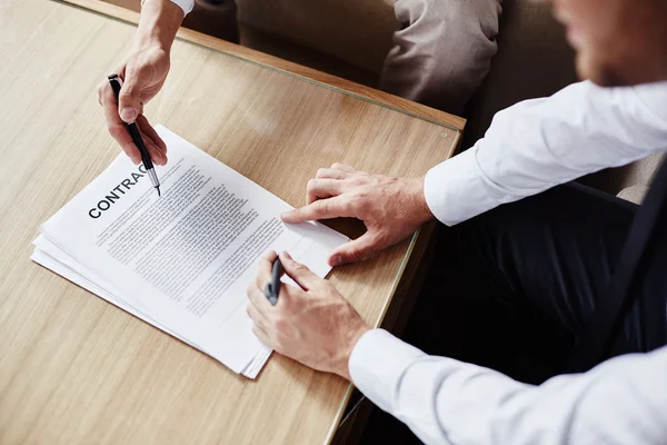 Empregados durante a discussão do contrato — Fotografia de Stock