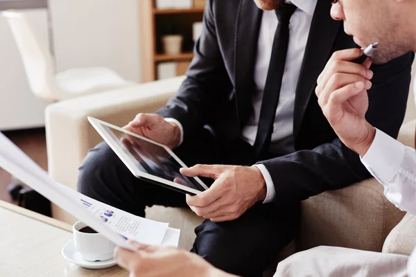 Empleados que utilizan touchpad en la reunión — Foto de Stock