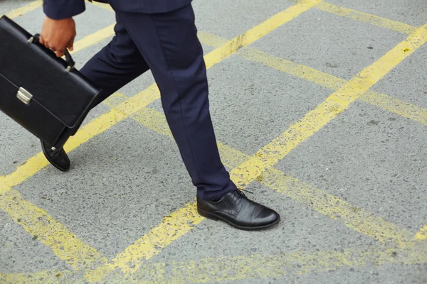 Geschäftsmann mit Aktentasche zur Arbeit — Stockfoto