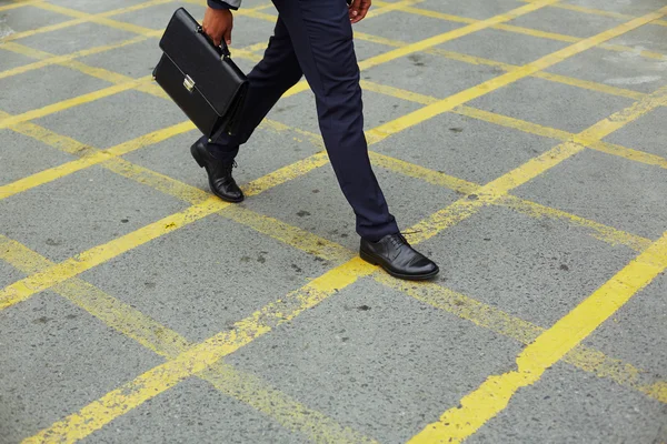 Hombre de negocios con maletín va a trabajar — Foto de Stock