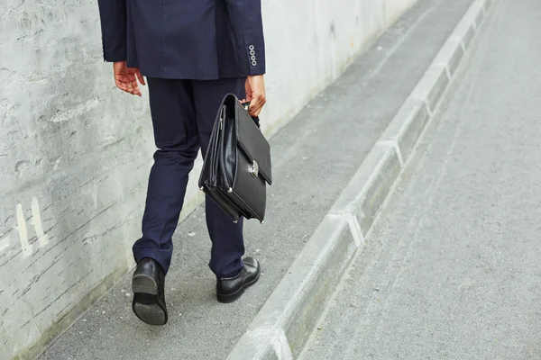 Hombre de negocios piernas va a trabajar — Foto de Stock