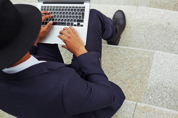 Homem de negócios de terno usando laptop — Fotografia de Stock