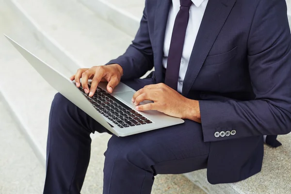 Homem de negócios de terno usando laptop — Fotografia de Stock