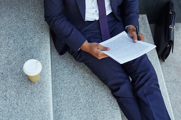 Empresário ler documento nas escadas — Fotografia de Stock