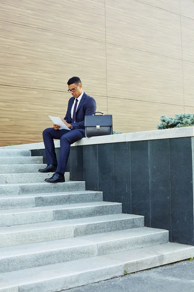 Businessman in suit working outside — Stock Photo, Image